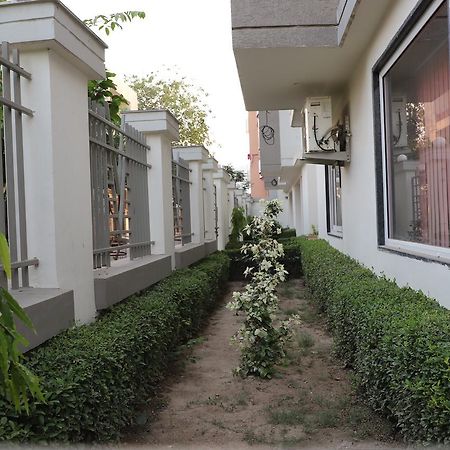 Braj Villas Vrindavan Bagian luar foto