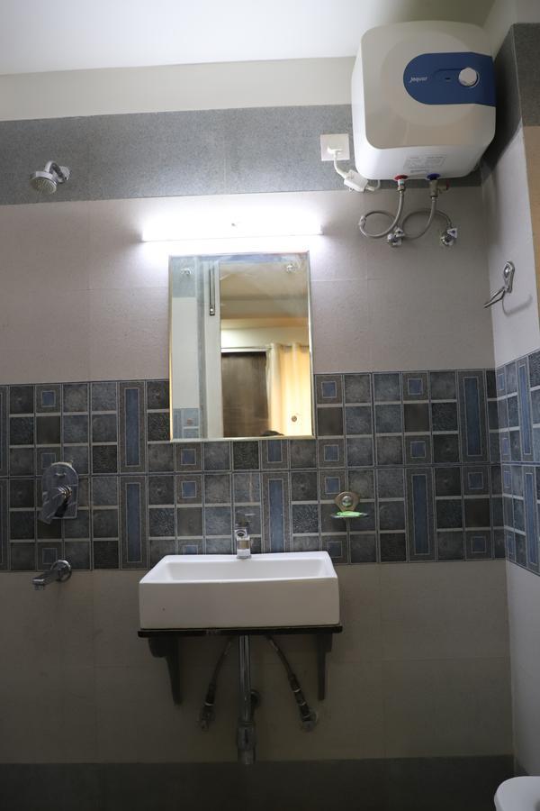 Braj Villas Vrindavan Bagian luar foto